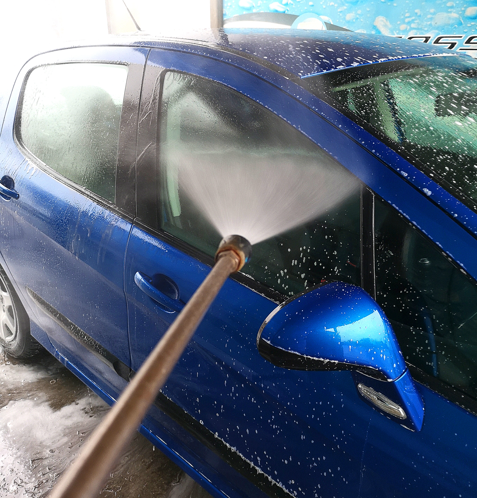 Czy warto myć auto zimą? Bezpieczne mycie z soli Auto