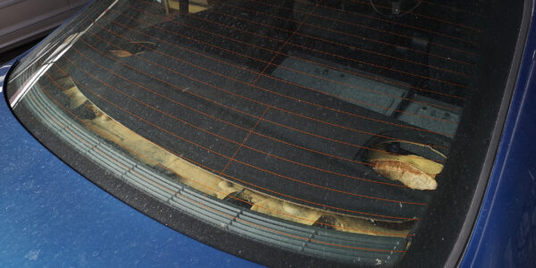 proces regeneracji tylnej półki w samochodzie sprayem tekstylnym