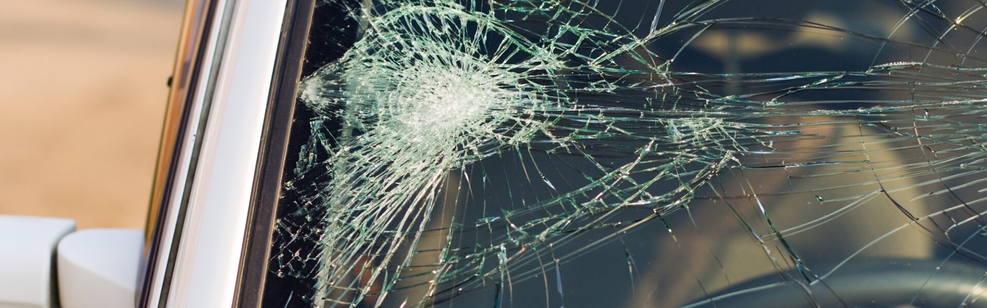 uszkodzenie szyby samochodowej