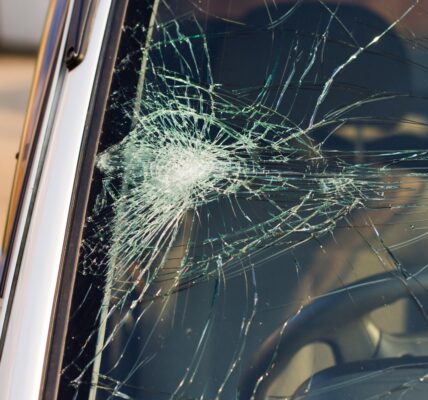 uszkodzenie szyby samochodowej