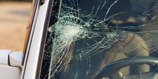 uszkodzenie szyby samochodowej